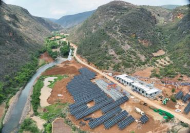 Das Photovoltaik-Wasserpumpenprojekt Xiaojiang in der Stadt Xuanwei in der Provinz Yunnan wurde Anfang Mai erfolgreich getestet und leitet Wasser hoch.